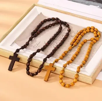 Náhrdelník Dřevěný náhrdelník s křížkem a gravírováním na křížku Barva náhrdelníku: Černý