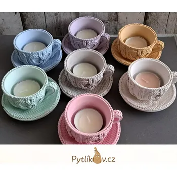 Svícen Svícen hrníček s podšálkem pastelový - na čajovou svíčku (Dekorační svícen se vzorem pletení na čajovou svíčku zútulní Váš domov, terasu, nebo bude příjemným dárkem pro přátele. Vyrobeno v ČR.)