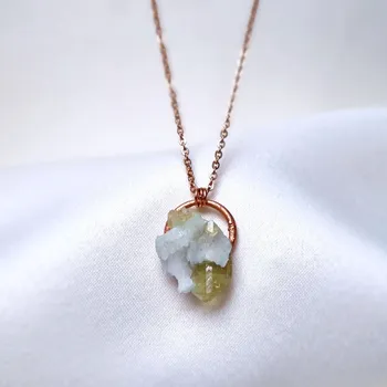 Náhrdelník Brazilianit s albitem, vzácný minerál - šperk/náhrdelník ŠPERKY S PŘÍRODNÍMI KRYSTALY