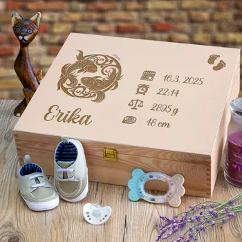 Dárkový potravinový koš Dárková truhla k narození dítěte s gravírovaným znamením zvěrokruhu 36x30 cm, Dárek k narození pro miminko, novorozence, nastávající rodiče