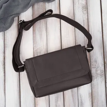 Kabelka Paolo Peruzzi Dámská malá kožená kabelka přes rameno Paolo Peruzzi; hnědá