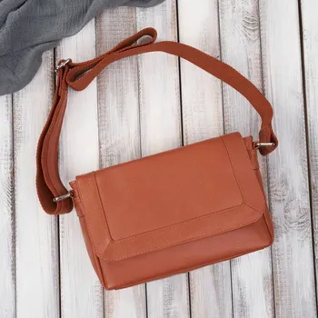 Kabelka Paolo Peruzzi Dámská malá kožená kabelka přes rameno Paolo Peruzzi; koňak