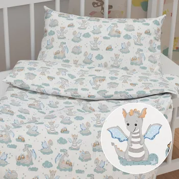 Povlečení Dětské bavlněné povlečení do postýlky Sandra SA-689 Dráčci s medvídky na modrozelených obláčcích na bílém Do postýlky 90x140 a 50x70 cm