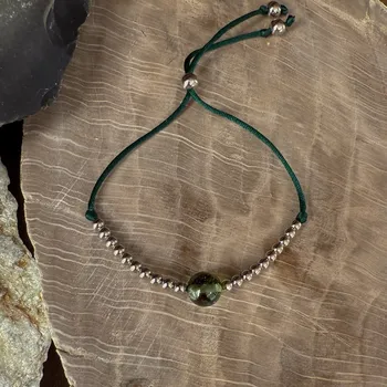 Náramek Stříbrný náramek s vltavínem na šňůrce 19 0038