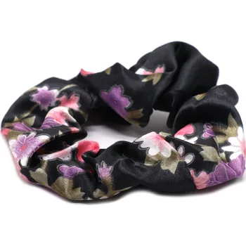 Saténová gumička s potiskem květin Barva: černá
