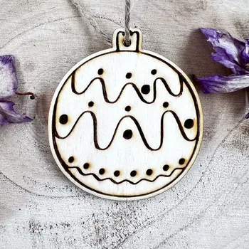 Vánoční ozdoba Dřevěná vánoční ozdoba baňka gravírovaná