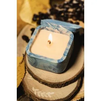 Svíčka SOJOVÁ VONNÁ SVÍČKA S DŘEVĚNÝM KNOSTEM V SÁDROVÉM OBALU