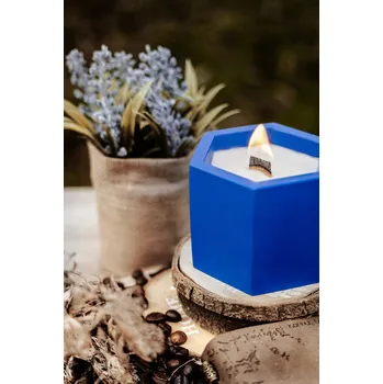 Svíčka SOJOVÁ VONNÁ SVÍČKA S DŘEVĚNÝM KNOSTEM V SÁDROVÉM OBALU