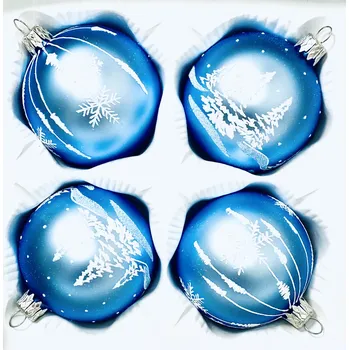 Vánoční ozdoba Irisa Sada skleněných vánočních koulí Misty Woods - modrá se bílým dekorem zasněženého lesa a větviček (Sada 4 ks, Velikost 7 cm) Velikost: 7 cm, Balení: 4ks, Barva: modrá