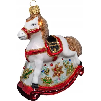 Obraz Ručně malovaná skleněná vánoční koule ve tvaru houpacího koně, zdobená třpytkami.