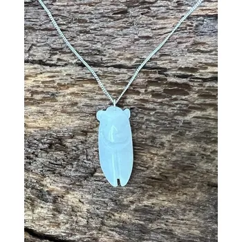 Přívěsek Amulet Jadeitový přívěsek cikáda bílá