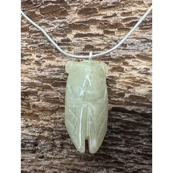 Přívěsek Amulet Jadeitový přívěsek cikáda mléčná