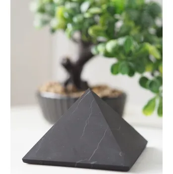 Šungit pyramida 8 cm, neleštěná