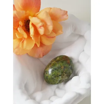 Zelený Opál leštěný ovál, hmatka 52 g