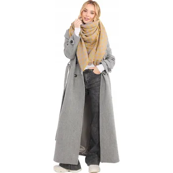 Dámská šála s geometrickým vzorem a třásněmi