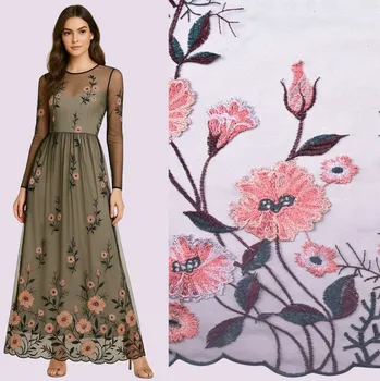 Tyl v černé barvě s vyšívaným vzorem květin MOR178