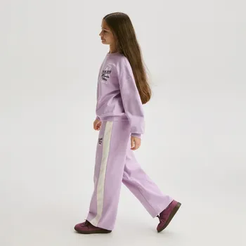 Dětská móda Reserved - Tepláky s&nbsp;postranními pruhy - levandulová - 105FG-04X - 105FG-04X-146