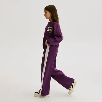 Dívčí kalhoty Reserved - Tepláky s postranními pruhy - tmavě fialová - 105FG-49X - 105FG-49X-116