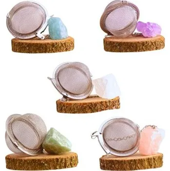 Čajové sítko s přírodním krystalem – kulaté nerezové sítko s řetízkem zakončeným surovým polodrahokamem. 5 variant: akvamarín, ametyst, aventurín, křišťál, růženín.