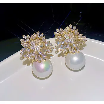 Náušnice B-TOP Dámské pozlacené náušnice klipsy krystalová Vločka s bílou perlou