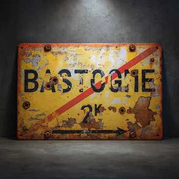 Plechová cedule SUPERATOR Retro plechová cedule Bastogne „2 km“ – Bitva v Ardenách (Band Of Brothers), 30×20 cm | skladem v ČR | rychlé odeslání | retro WW2 dekorace |