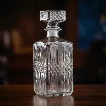 Skleněná karafa na vodu a víno se zátkou RED 0,85 l