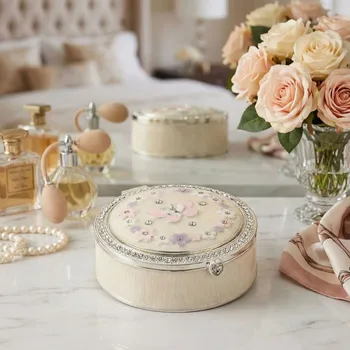 Šperkovnice Kulatá šperkovnice s motýlem a květinami 11,8 × 10,7 × 4,6 cm krémová