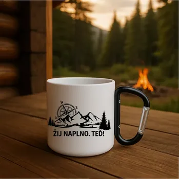 Outdoor plecháček „Žij naplno. Teď!“ s karabinou (Plecháček s karabinou „Žij naplno. Teď!“ – motiv hory)