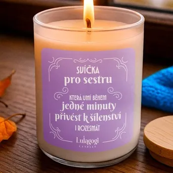 Žertovný předmět Svíčka pro sestru, která umí během jedné minuty přivést k šílenství i rozesmát - vonná svíce s potiskem- Tričkový.cz