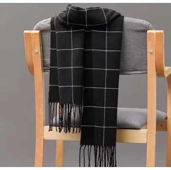 Šála B-TOP Teplá pánská šála s jemným geometrickým vzorem Druh barvy: Černá