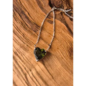 Náhrdelník Stříbrný náhrdelník s vltavínem ve tvaru srdce