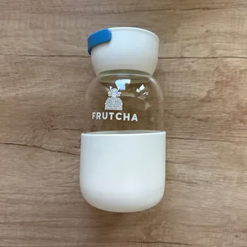 Láhev Lahvička Frutcha 350 ml skleněná Barva: bílá s modrým uchem