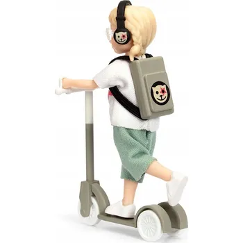 Panenka Lundby na Koloběžce