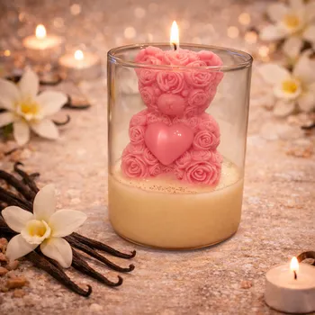 Svíčka Evička Candles Medvídek z růží ve sklenici 110 g – ručně vyráběná Barva: Růžová