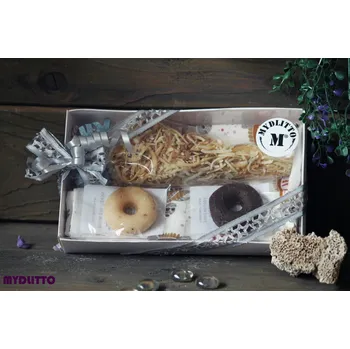 Dárková krabička Dárková krabička s hoblinkami (Dárkový set s levandulovým mýdlem a luxusnimi houbičkami a utěráčky Minky)