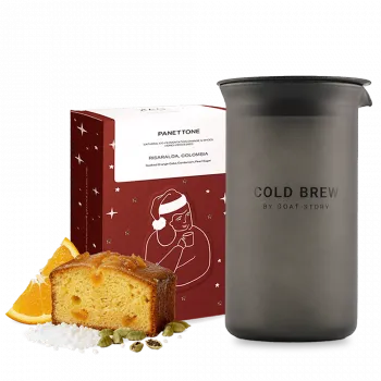 Příprava kávy DAK Christmas Panettone coffee Goat Story Cold Brew Set