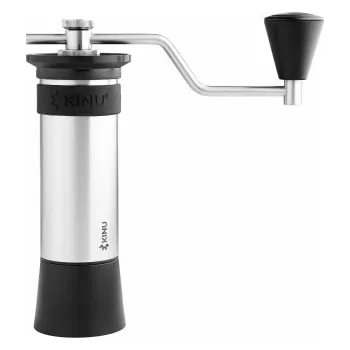 Příprava kávy Kinu M47 Phoenix - ruční mlýnek