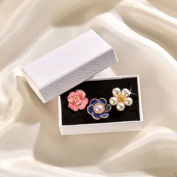 Hodinky 3Pagen 3 spony do výstřihu Květina Každá průměr 1,8 cm. V dárkové krabičce.