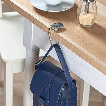 Věšák Háček na zavěšení kabelky 5,5 x 4 cm.