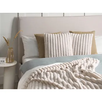 Dekorativní polštářek Sada 2 dekorativních polštářů světle béžová polyester 45 x 45 cm bez vzoru jednobarevná moderní styl doplňky Beliani