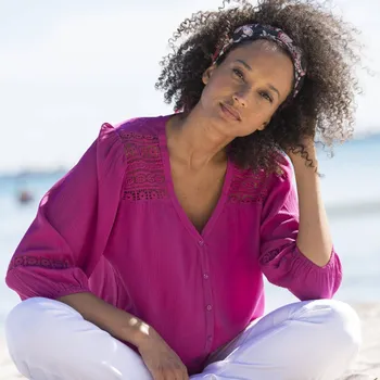 Dámská halenka Halenka s výstřihem do V a macramé purpurová 38