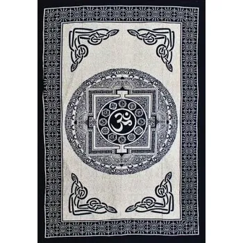 Lehký, ručně malovaný bavlněný přehoz se symbolem AUM. Ideální jako závěsná dekorace, sarong i lehký přehoz přes postel či pohovku. 100% bavlna.