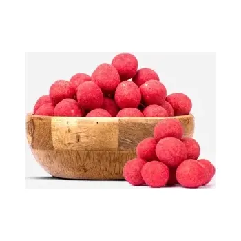 Sušená potravina Lískové ořechy v bílé čokoládě s malinovým prachem