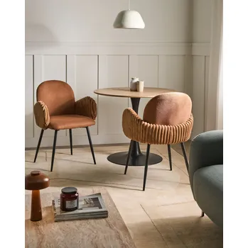 Sada 2 jídelních židlí hnědé látkové čalounění sametové područky zaoblený sedák moderní retro styl kuchyně jídelna Beliani