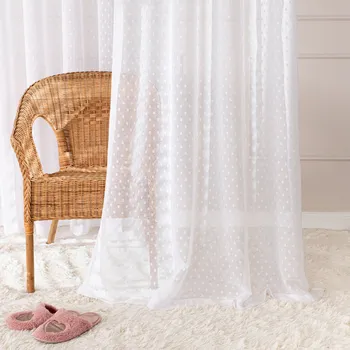 Bílá záclona s tečkami z jemného polyesteru Aurora na pásce 300 x 250 cm