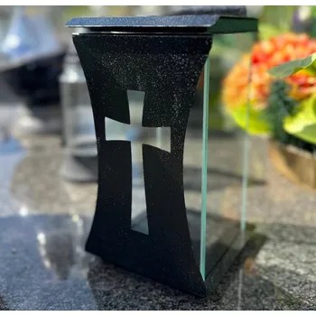 Svíčka Hřbitovní Svíčka je kovovo-skleněná s motivem kříže – elegantní a odolná