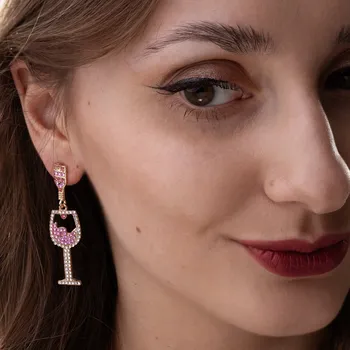 Náušnice Náušnice lesklé závěsné sklenice na víno s růžovými zirkony