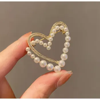 Brož B-TOP Pozlacená brož ve tvaru dvojitého srdce s krystaly a perlami