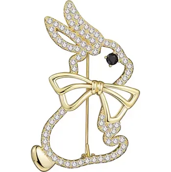 Brož B-TOP Pozlacená brož ve tvaru králíka s mašlí a krystaly