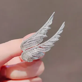 Brož B-TOP Postříbřená brož s motivem andělských křídel